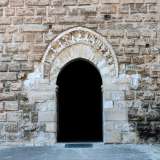 Da qui accediamo al cortile esterno e quindi al nucleo originario del castello, quello medievale. Davanti a noi si apre il duecentesco portale ogivale federiciano...